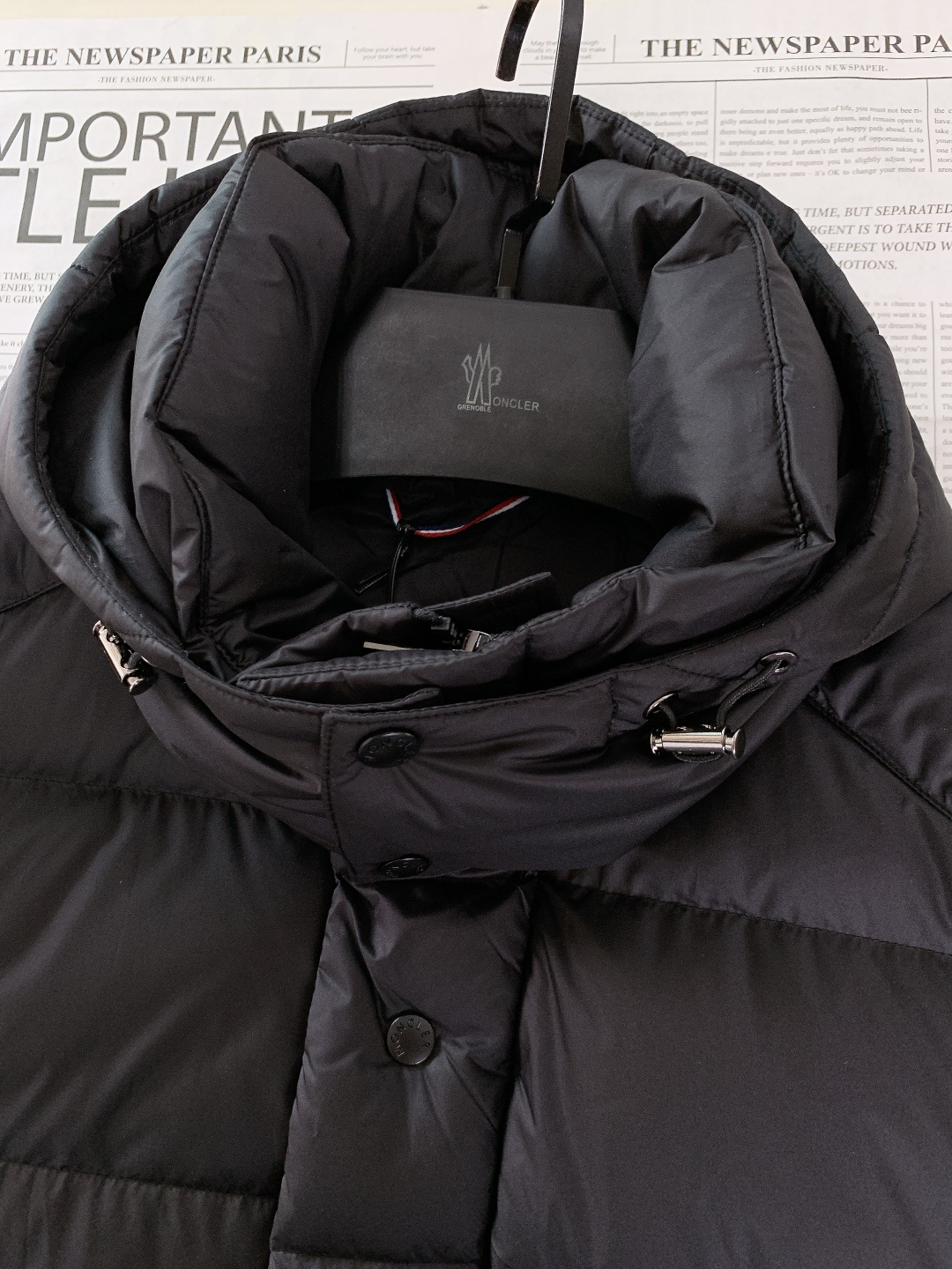 Moncler 蒙口 2025FW秋冬新品黑色连帽羽绒服。左臂处经典的红白蓝刺绣徽章，是蒙口标志性的“潮
