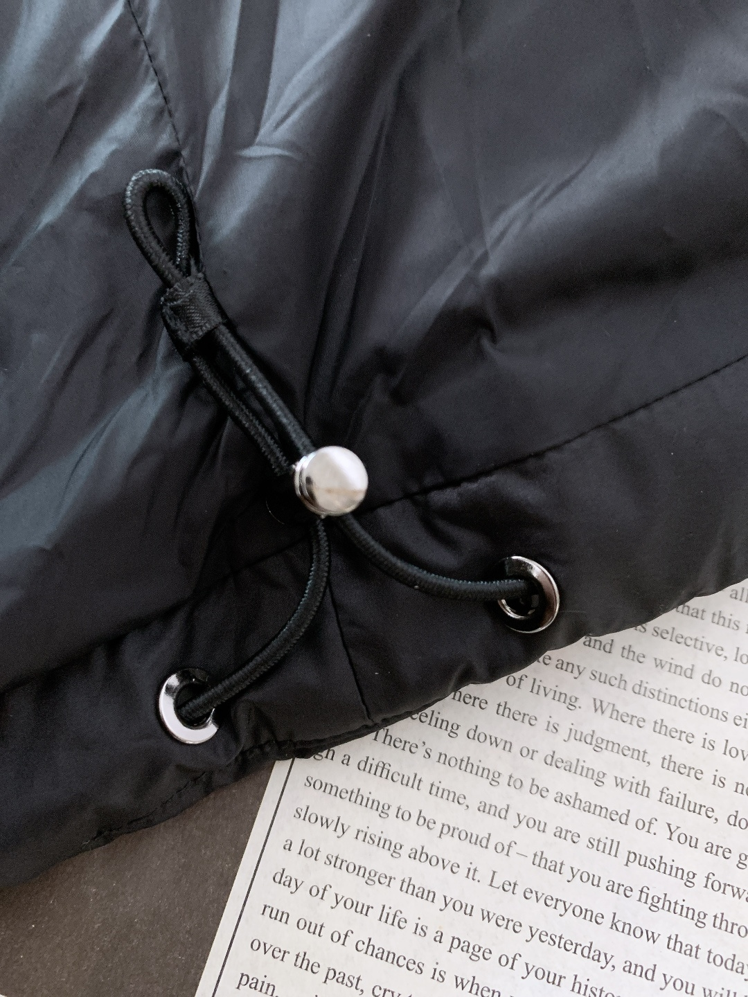 Moncler 蒙口 2025FW秋冬新品黑色连帽羽绒服。左臂处经典的红白蓝刺绣徽章，是蒙口标志性的“潮