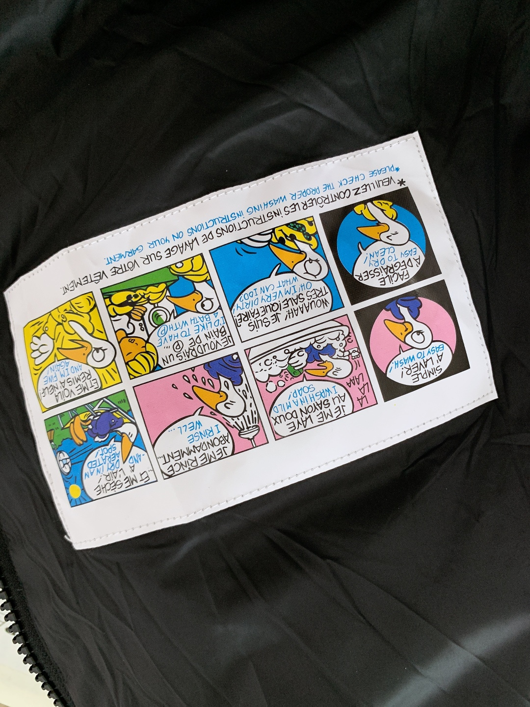 Moncler 蒙口 2025FW秋冬新品黑色连帽羽绒服。左臂处经典的红白蓝刺绣徽章，是蒙口标志性的“潮