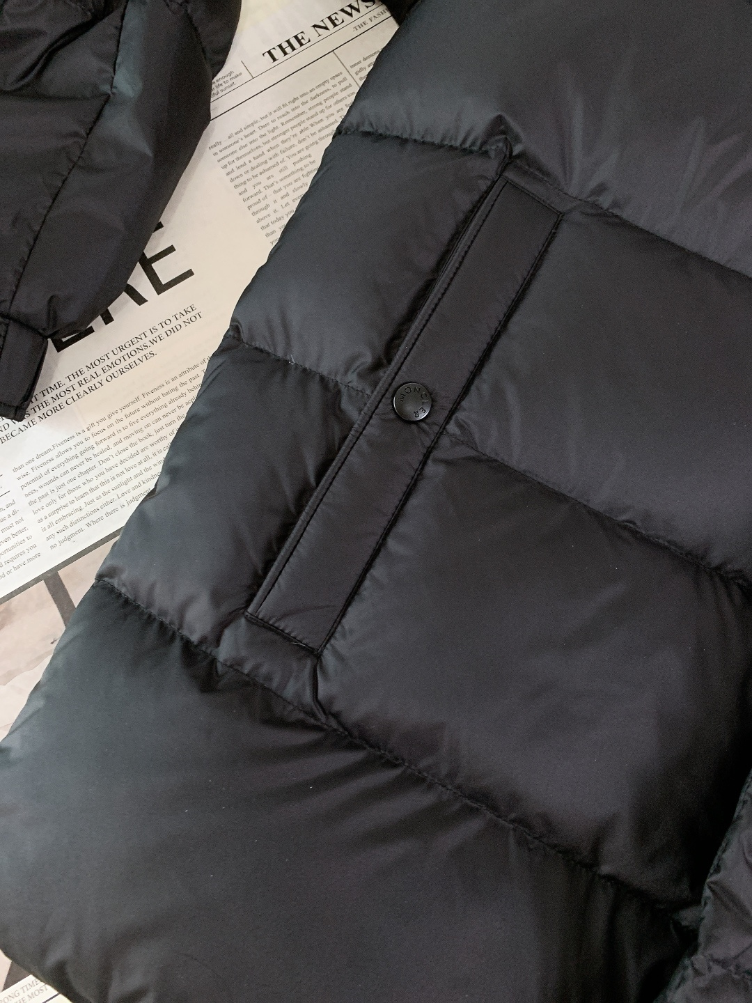 Moncler 蒙口 2025FW秋冬新品黑色连帽羽绒服。左臂处经典的红白蓝刺绣徽章，是蒙口标志性的“潮