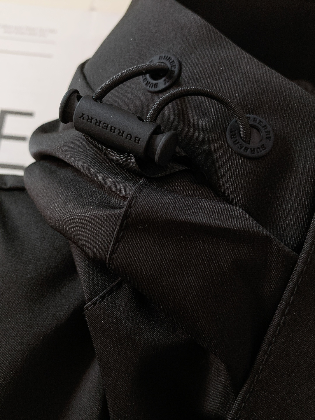 Burberry 巴宝莉 2025FW秋冬新品 工装风连帽羽绒服：「外观细节：低调里的品牌辨识度」• 双