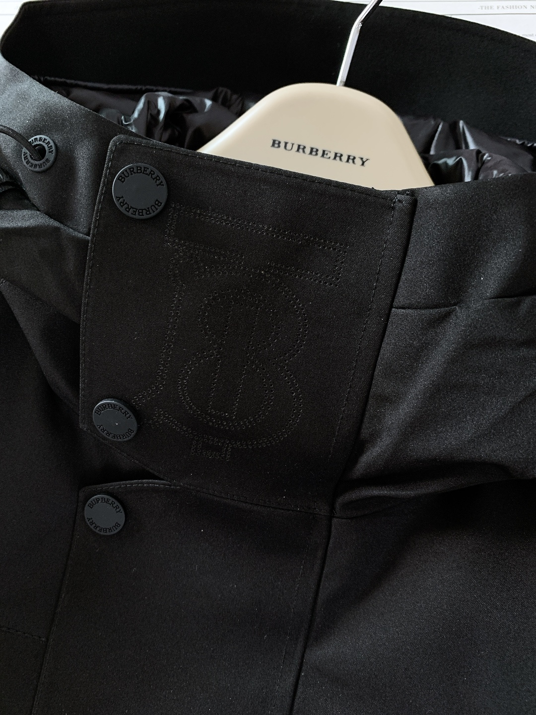 Burberry 巴宝莉 2025FW秋冬新品 工装风连帽羽绒服：「外观细节：低调里的品牌辨识度」• 双