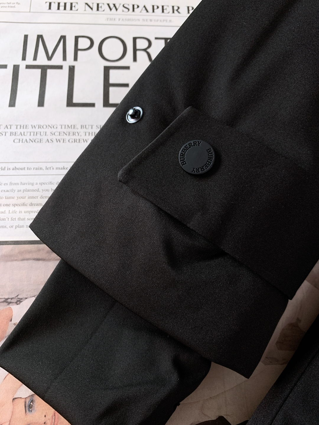 Burberry 巴宝莉 2025FW秋冬新品 工装风连帽羽绒服：「外观细节：低调里的品牌辨识度」• 双