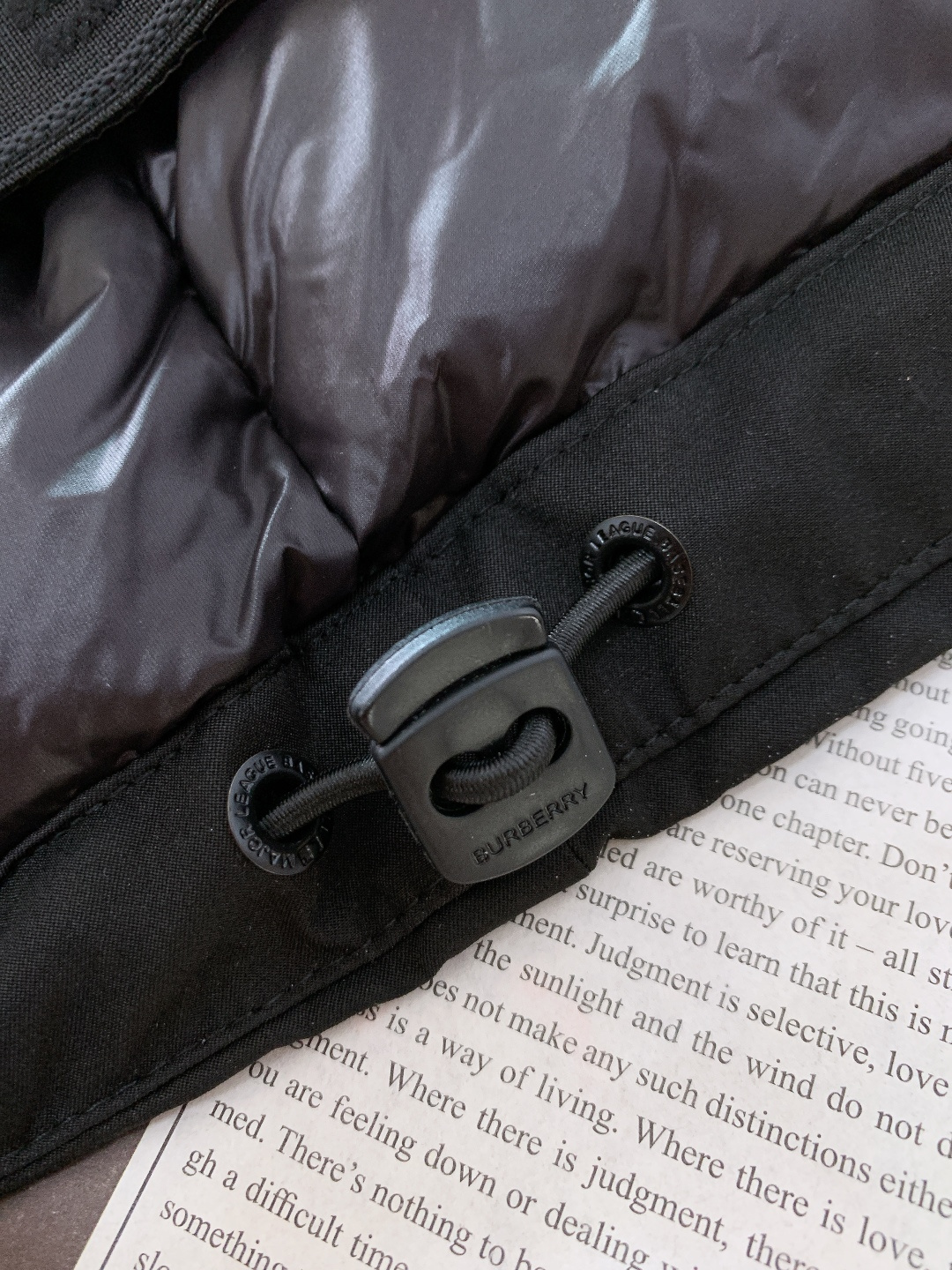 Burberry 巴宝莉 2025FW秋冬新品 工装风连帽羽绒服：「外观细节：低调里的品牌辨识度」• 双