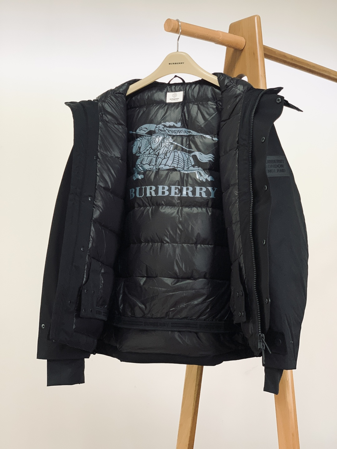 Burberry 巴宝莉 2025FW秋冬新品 工装风连帽羽绒服：「外观细节：低调里的品牌辨识度」• 双