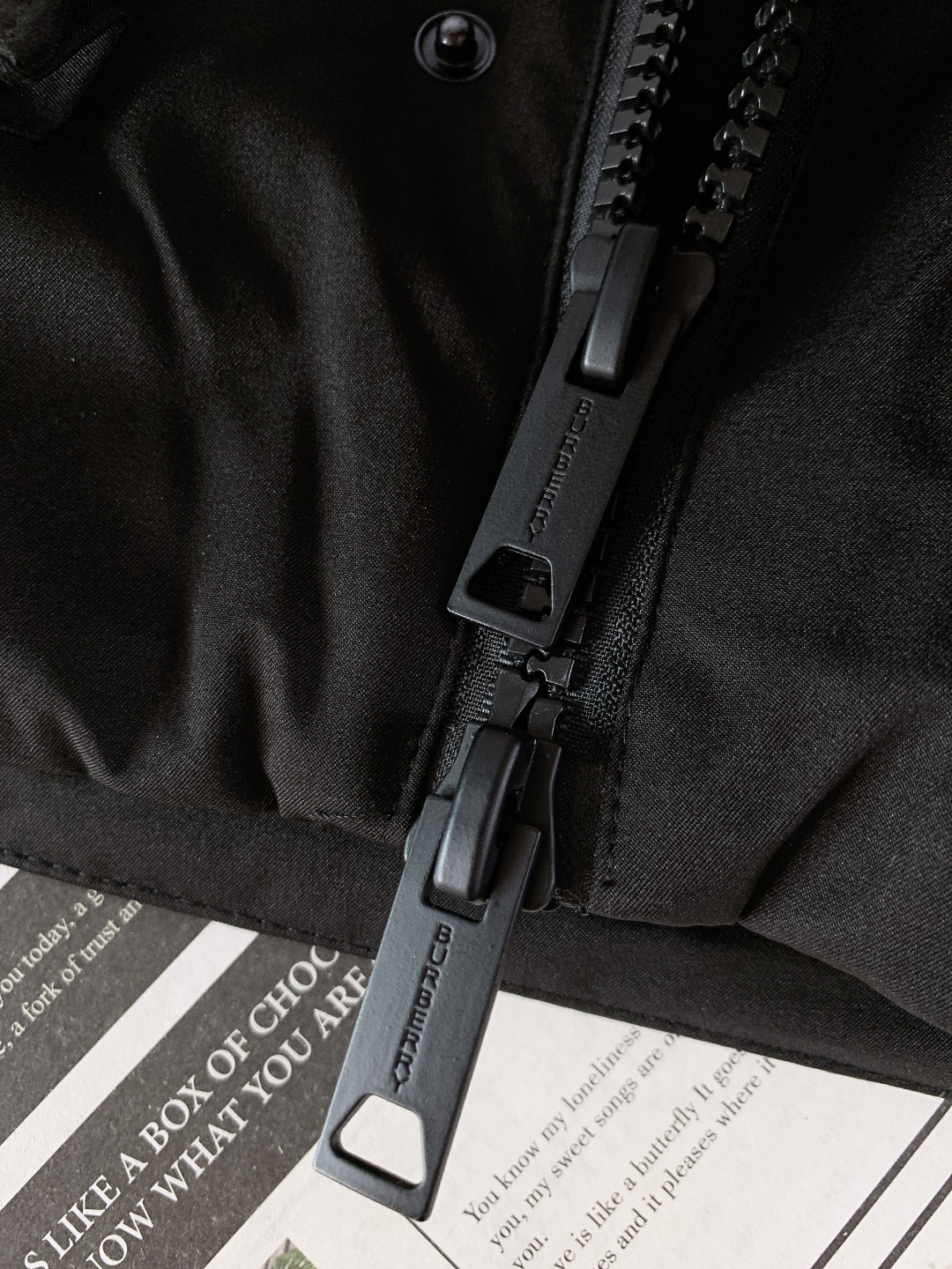 Burberry 巴宝莉 2025FW秋冬新品 工装风连帽羽绒服：「外观细节：低调里的品牌辨识度」• 双