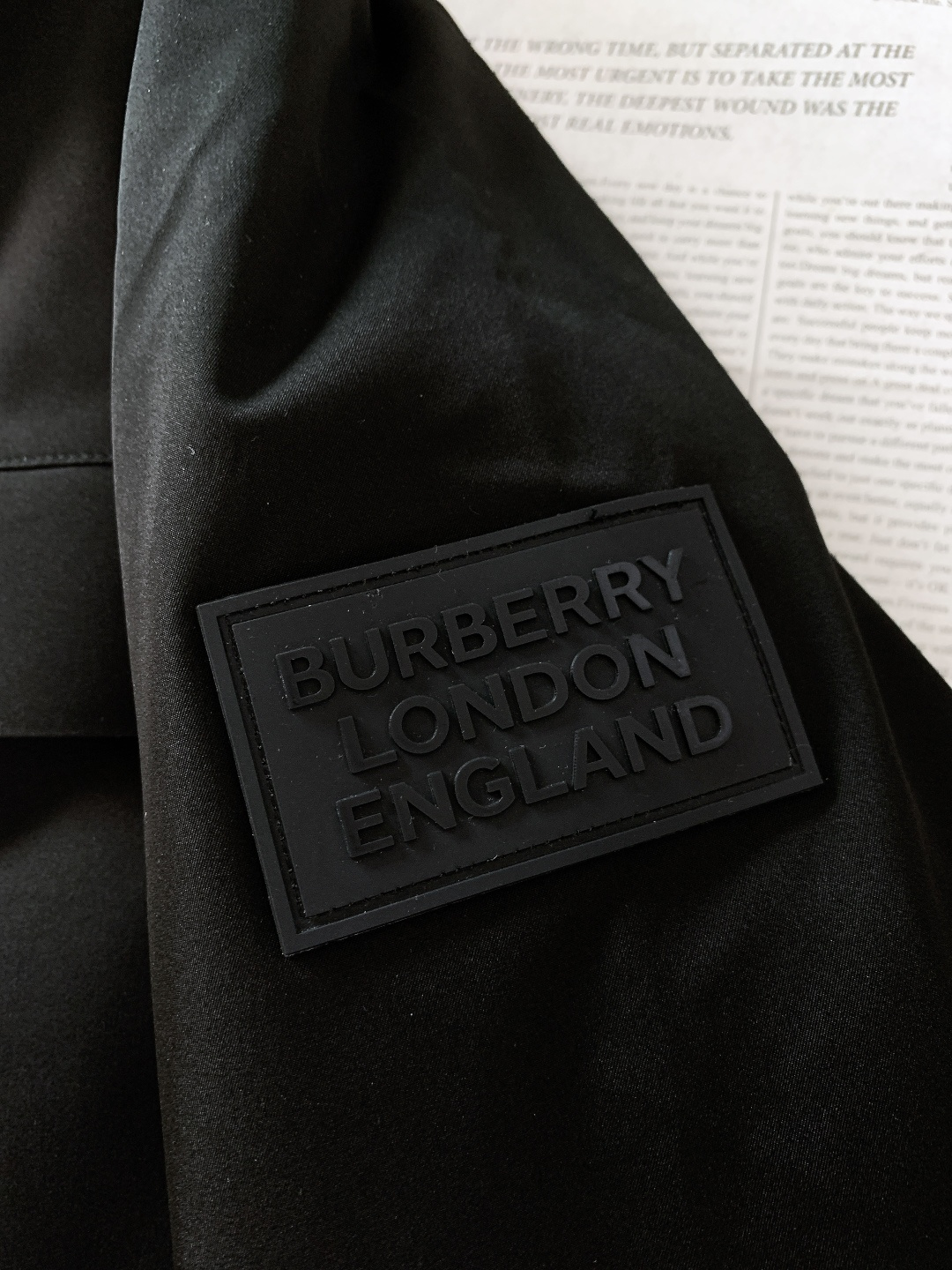 Burberry 巴宝莉 2025FW秋冬新品 工装风连帽羽绒服：「外观细节：低调里的品牌辨识度」• 双