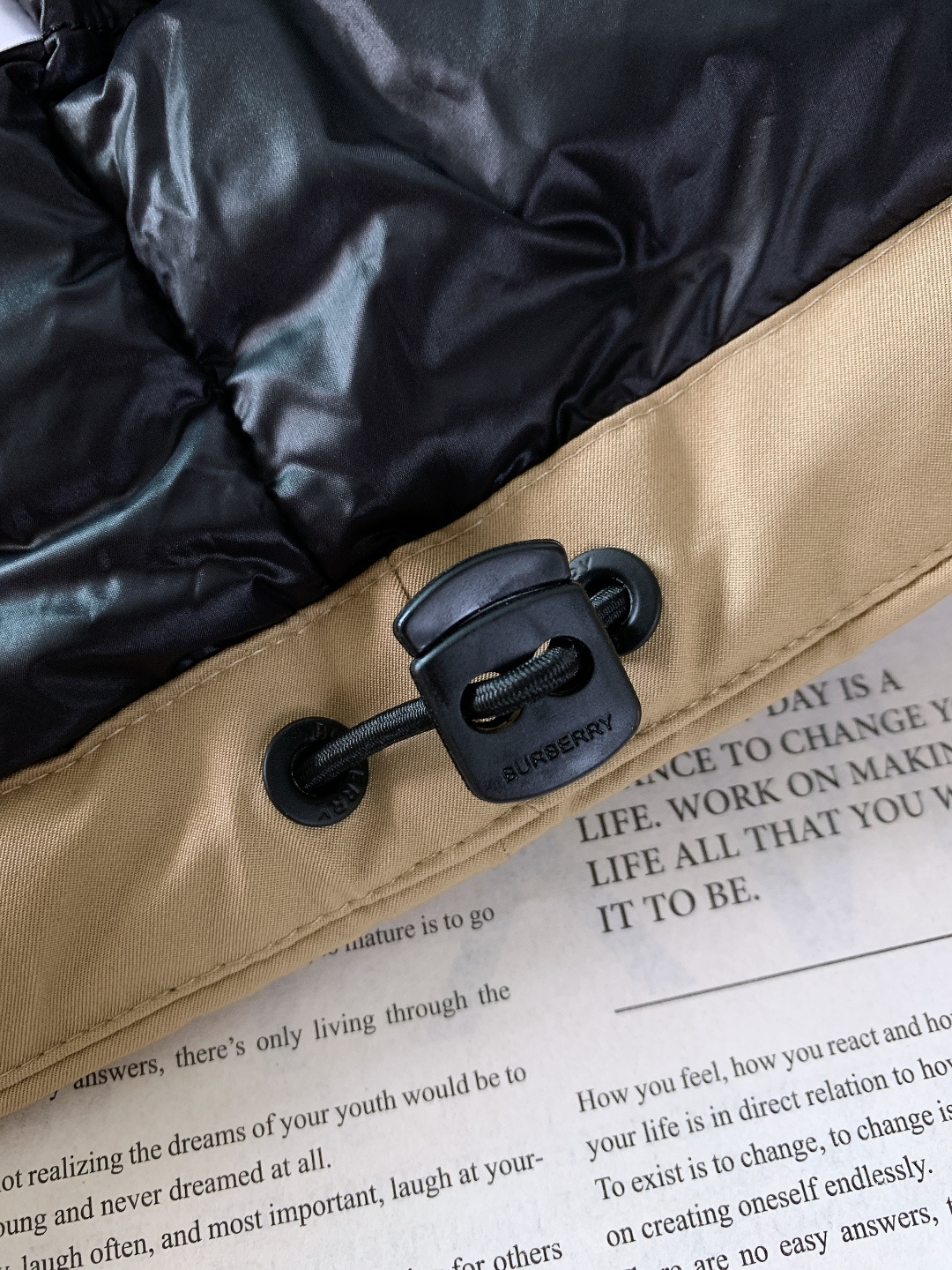 Burberry 巴宝莉 2025FW秋冬新品 工装风连帽羽绒服：「外观细节：低调里的品牌辨识度」• 双