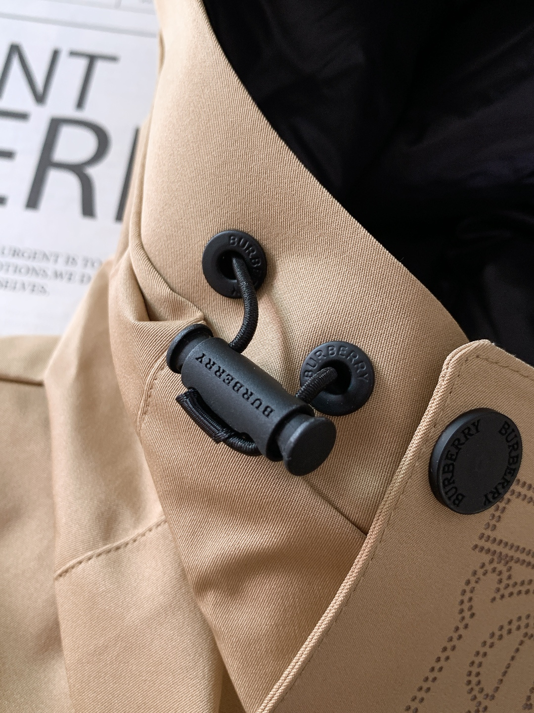 Burberry 巴宝莉 2025FW秋冬新品 工装风连帽羽绒服：「外观细节：低调里的品牌辨识度」• 双