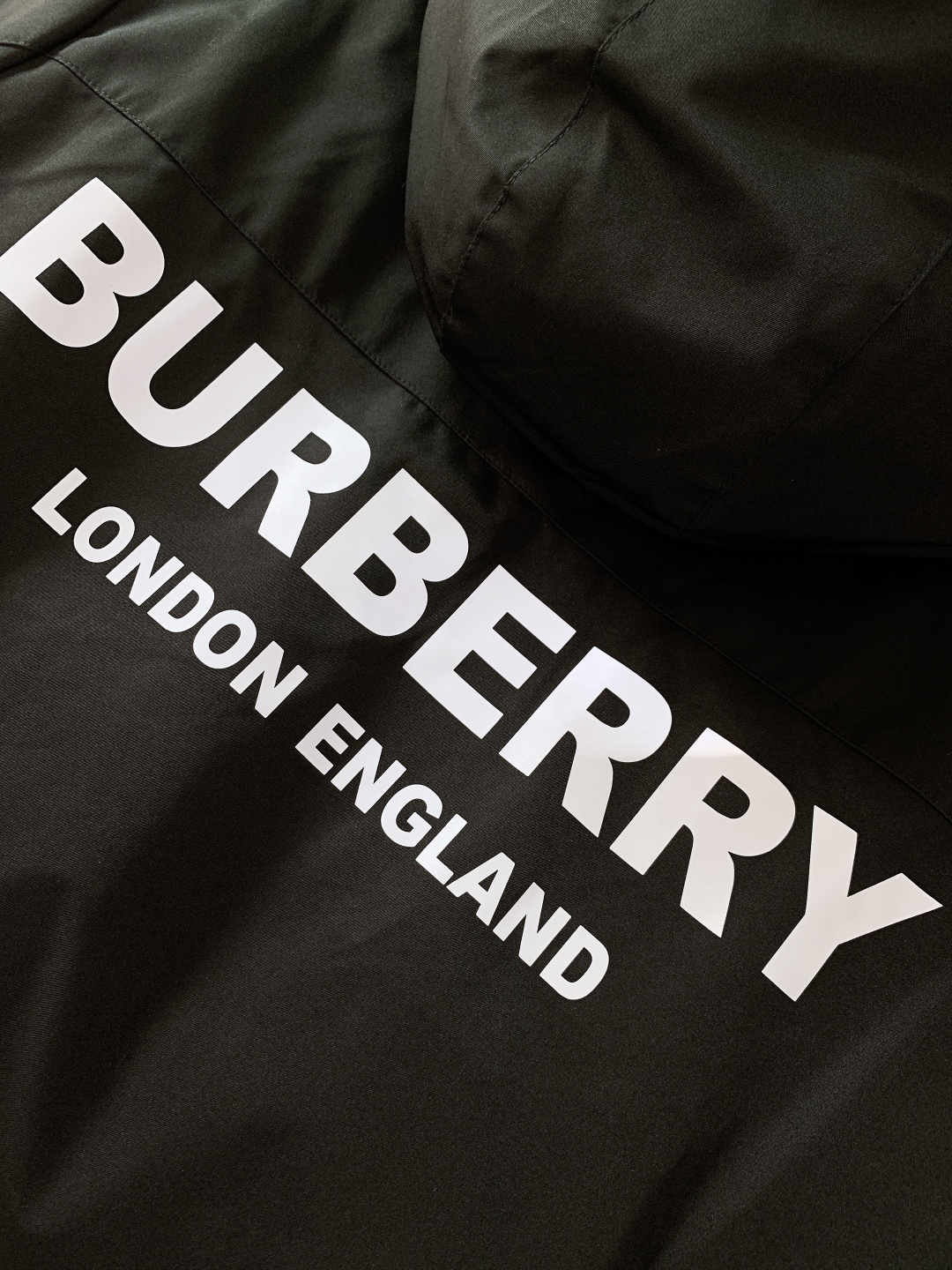 Burberry 巴宝莉 2025FW秋冬新品 工装风连帽羽绒服：「外观细节：低调里的品牌辨识度」• 双