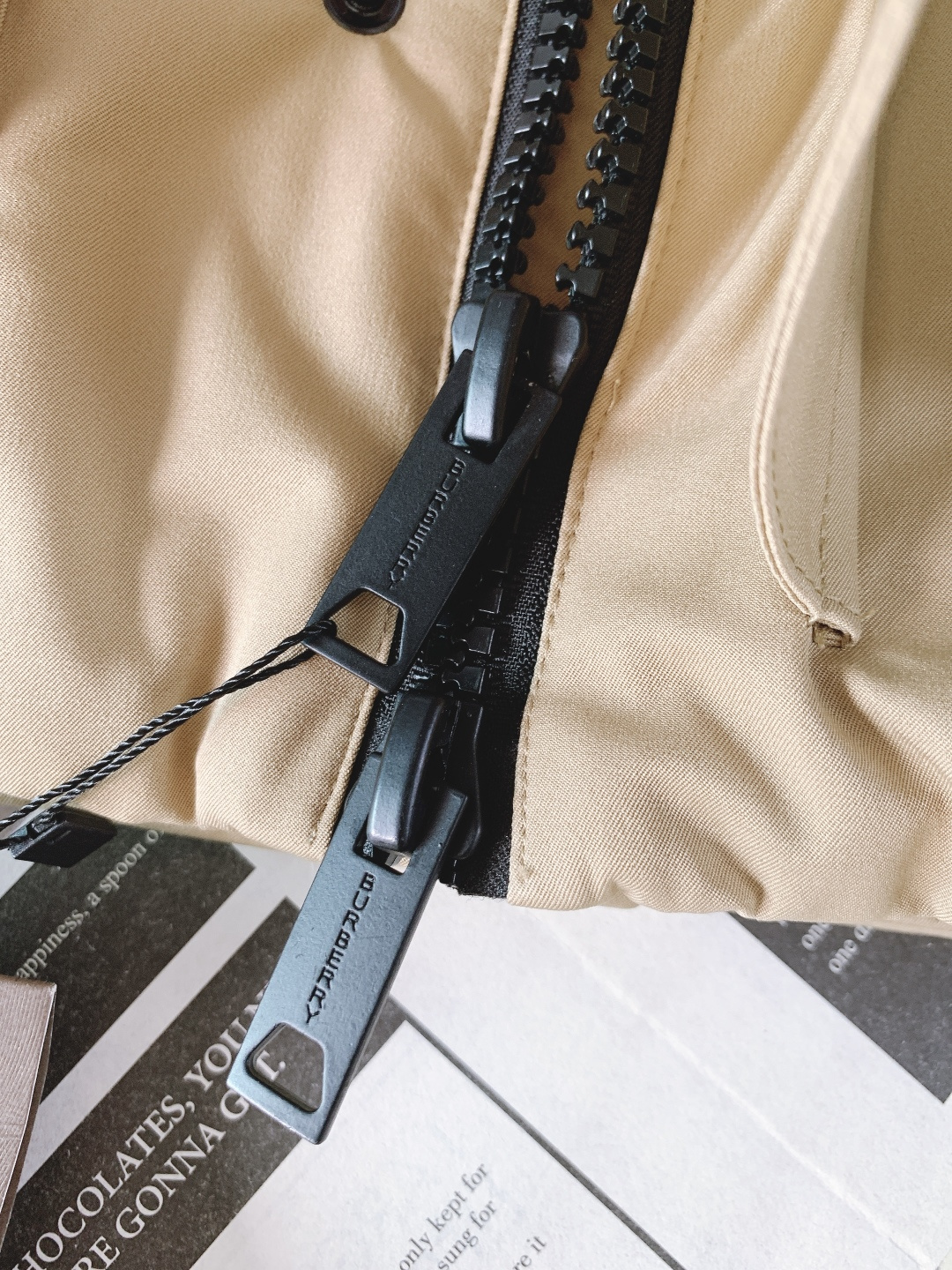 Burberry 巴宝莉 2025FW秋冬新品 工装风连帽羽绒服：「外观细节：低调里的品牌辨识度」• 双