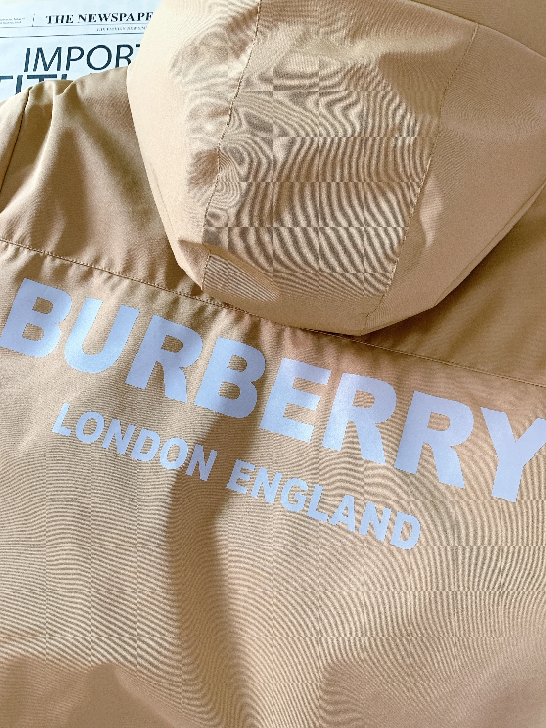 Burberry 巴宝莉 2025FW秋冬新品 工装风连帽羽绒服：「外观细节：低调里的品牌辨识度」• 双