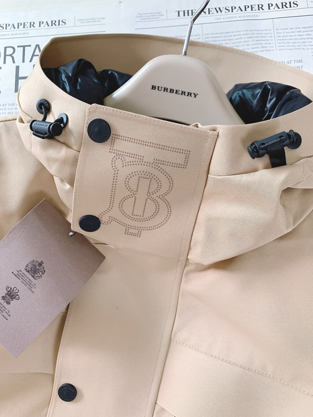 Burberry 巴宝莉 2025FW秋冬新品 工装风连帽羽绒服：「外观细节：低调里的品牌辨识度」• 双