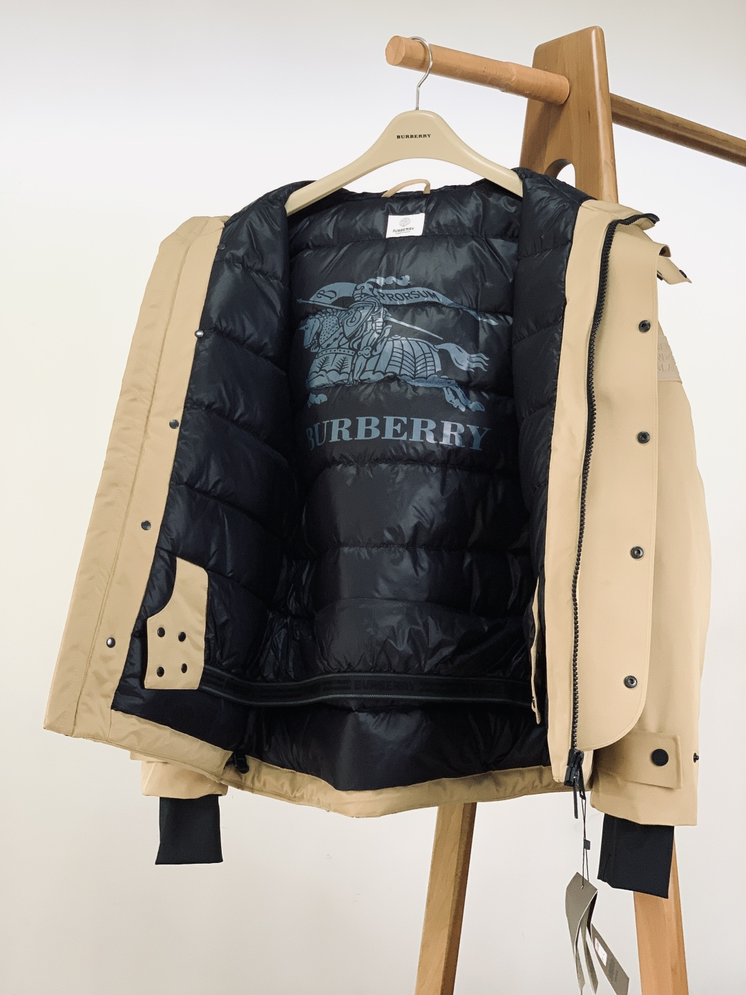 Burberry 巴宝莉 2025FW秋冬新品 工装风连帽羽绒服：「外观细节：低调里的品牌辨识度」• 双