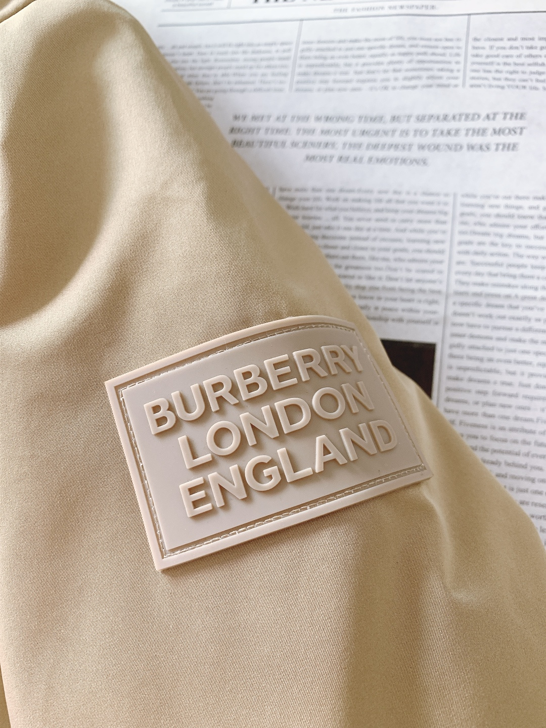 Burberry 巴宝莉 2025FW秋冬新品 工装风连帽羽绒服：「外观细节：低调里的品牌辨识度」• 双