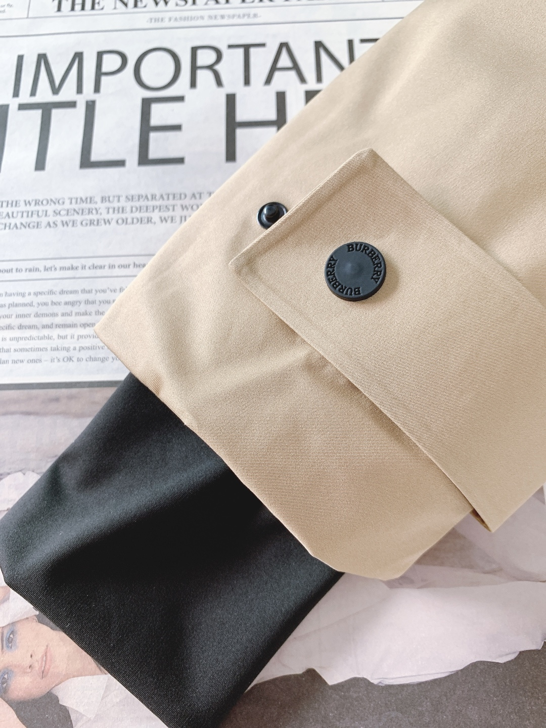 Burberry 巴宝莉 2025FW秋冬新品 工装风连帽羽绒服：「外观细节：低调里的品牌辨识度」• 双