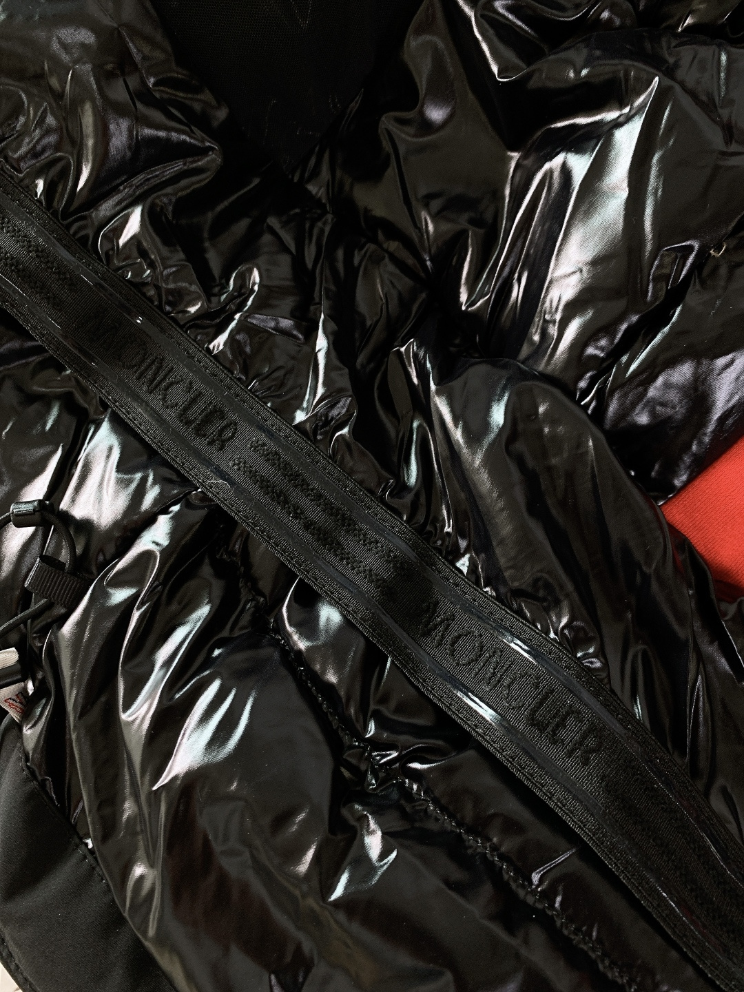 Moncler 蒙口 2025FW秋冬新品机能风连帽羽绒服：「外观细节：低调里的潮奢标识」• 品牌暗标：