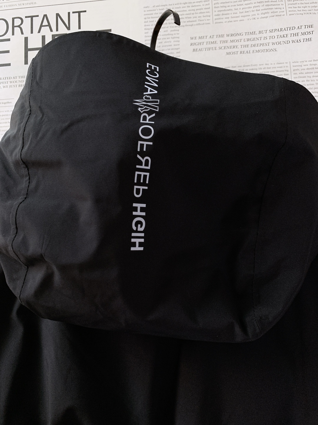 Moncler 蒙口 2025FW秋冬新品机能风连帽羽绒服：「外观细节：低调里的潮奢标识」• 品牌暗标：