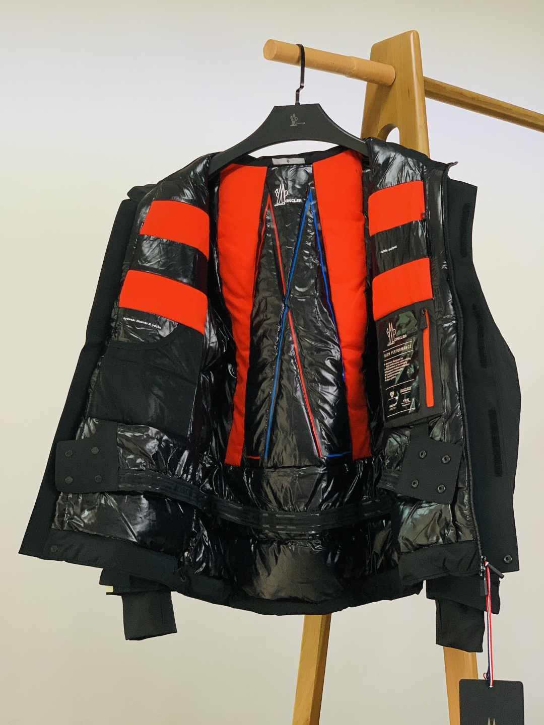 Moncler 蒙口 2025FW秋冬新品机能风连帽羽绒服：「外观细节：低调里的潮奢标识」• 品牌暗标：