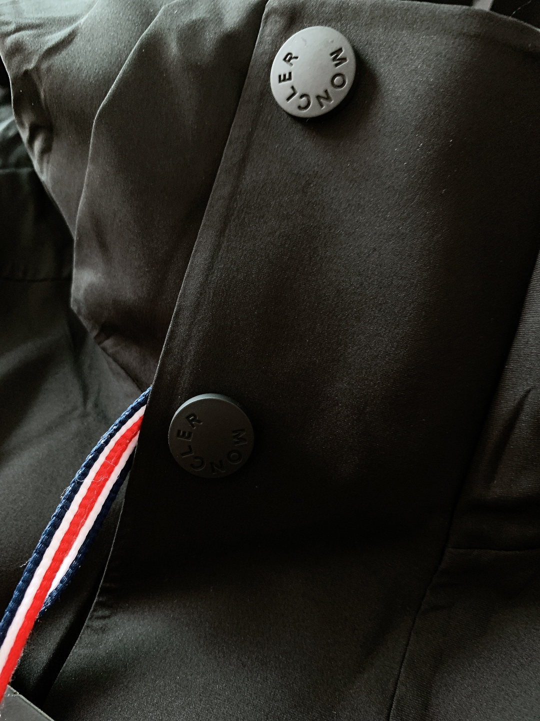 Moncler 蒙口 2025FW秋冬新品机能风连帽羽绒服：「外观细节：低调里的潮奢标识」• 品牌暗标：