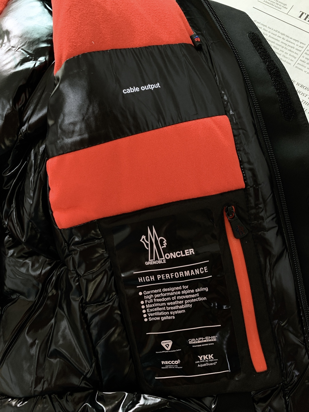 Moncler 蒙口 2025FW秋冬新品机能风连帽羽绒服：「外观细节：低调里的潮奢标识」• 品牌暗标：