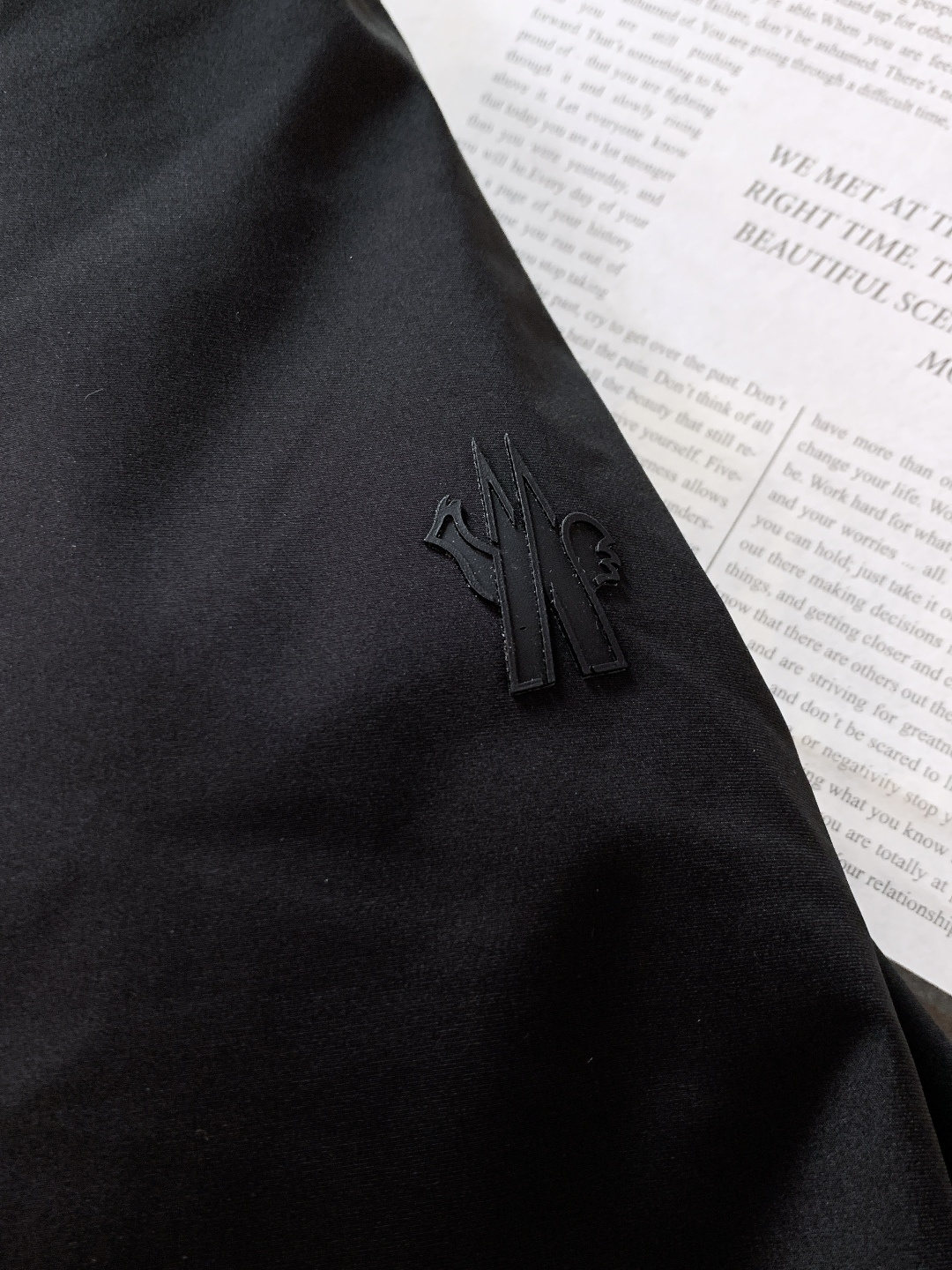 Moncler 蒙口 2025FW秋冬新品机能风连帽羽绒服：「外观细节：低调里的潮奢标识」• 品牌暗标：