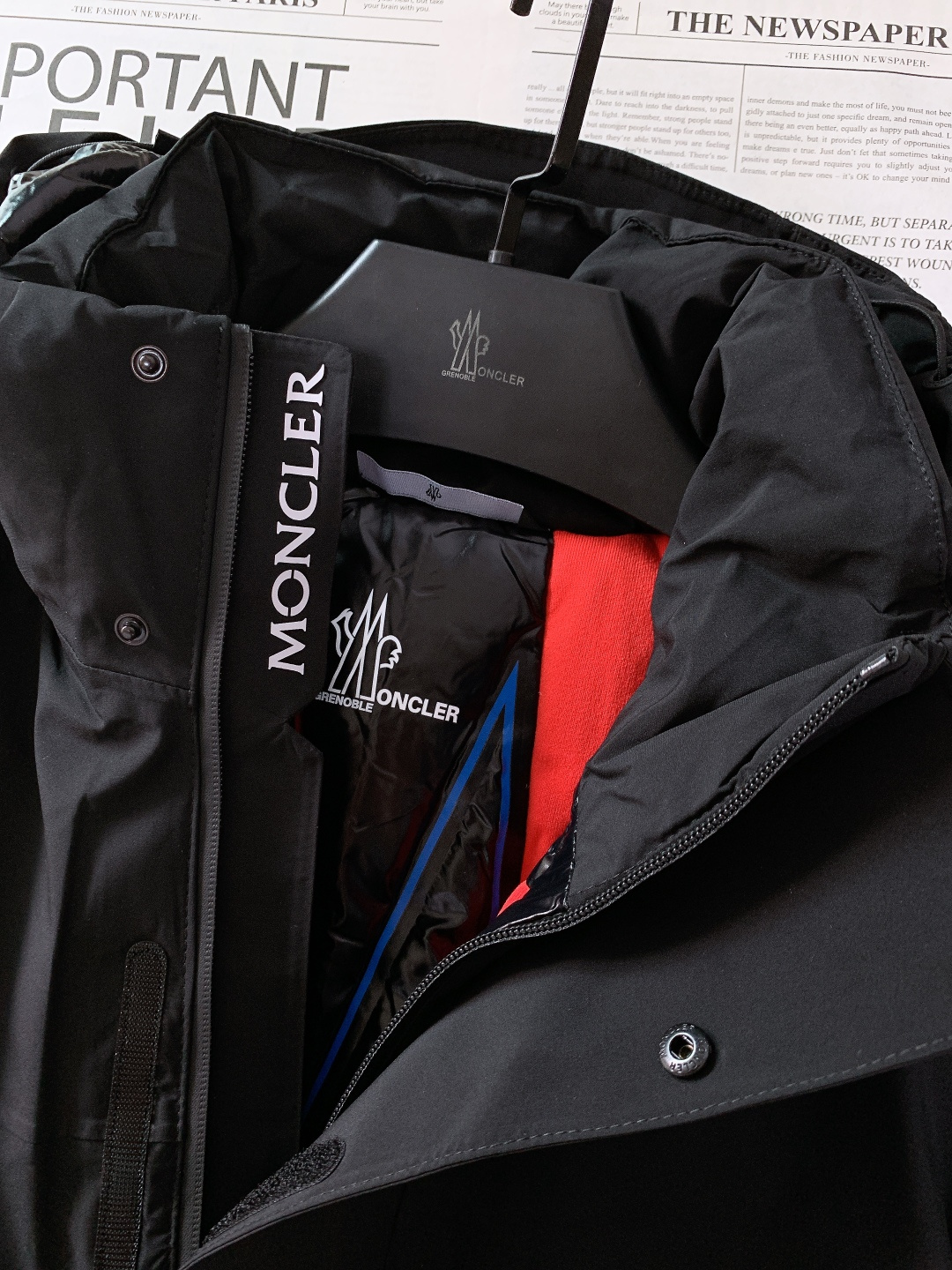 Moncler 蒙口 2025FW秋冬新品机能风连帽羽绒服：「外观细节：低调里的潮奢标识」• 品牌暗标：