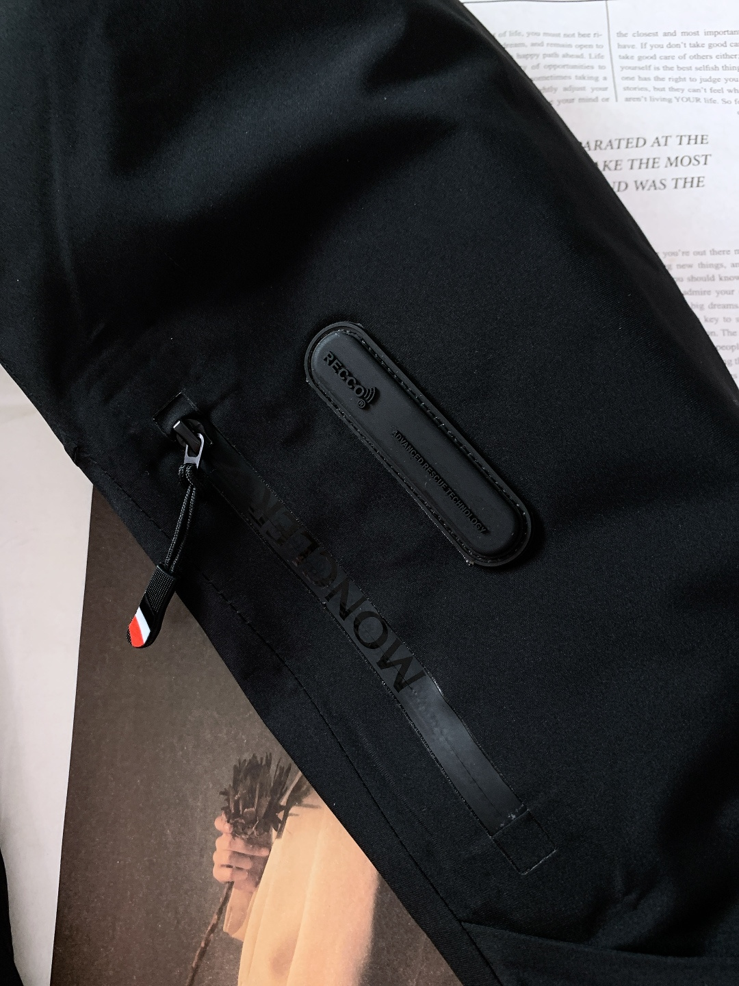 Moncler 蒙口 2025FW秋冬新品机能风连帽羽绒服：「外观细节：低调里的潮奢标识」• 品牌暗标：