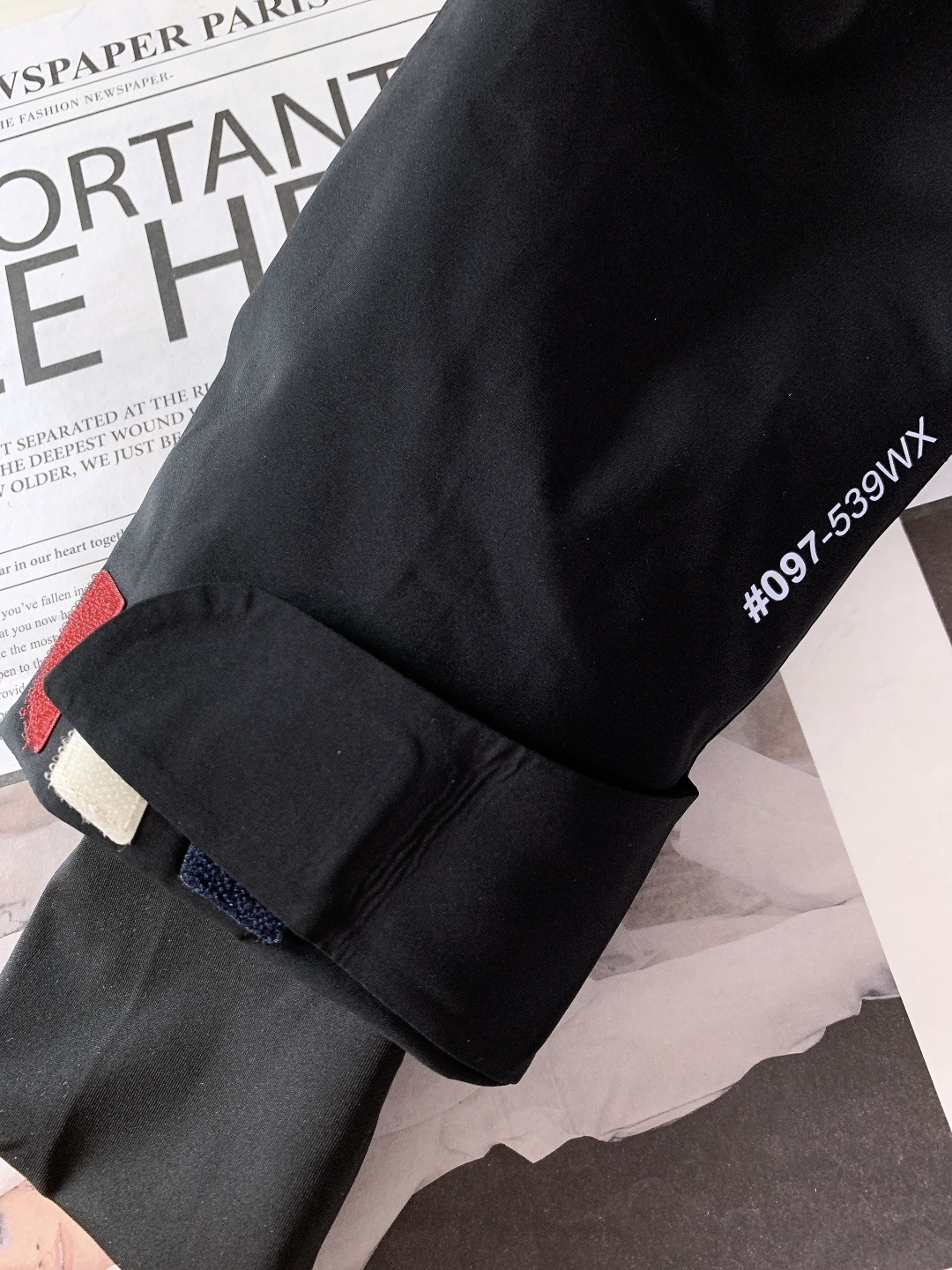 Moncler 蒙口 2025FW秋冬新品机能风连帽羽绒服：「外观细节：低调里的潮奢标识」• 品牌暗标：