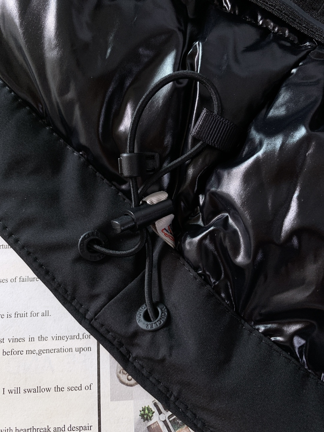 Moncler 蒙口 2025FW秋冬新品机能风连帽羽绒服：「外观细节：低调里的潮奢标识」• 品牌暗标：