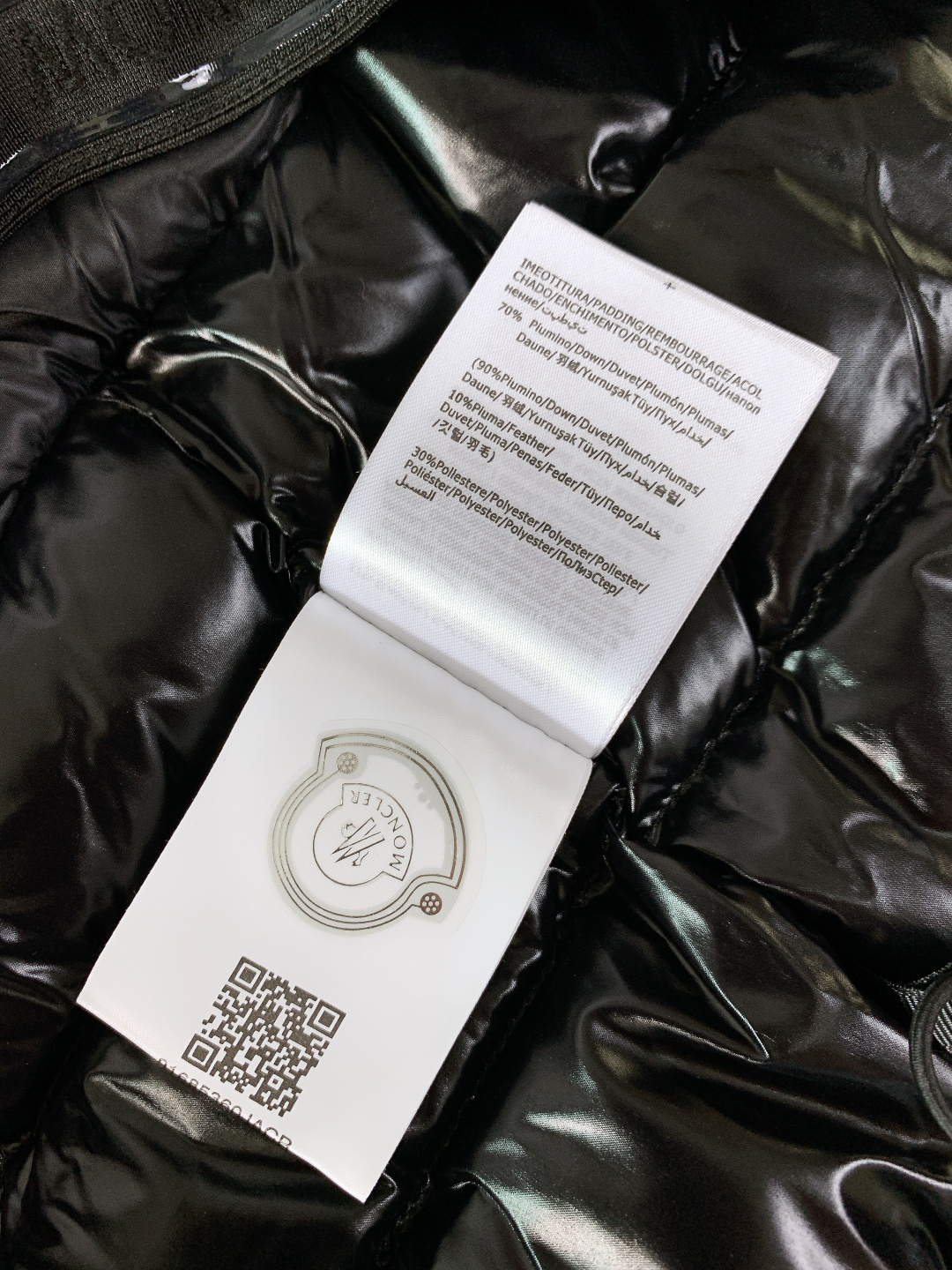 Moncler 蒙口 2025FW秋冬新品机能风连帽羽绒服：「外观细节：低调里的潮奢标识」• 品牌暗标：