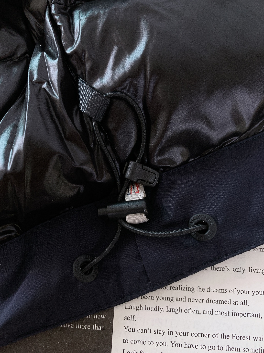 Moncler 蒙口 2025FW秋冬新品机能风连帽羽绒服：「外观细节：低调里的潮奢标识」• 品牌暗标：