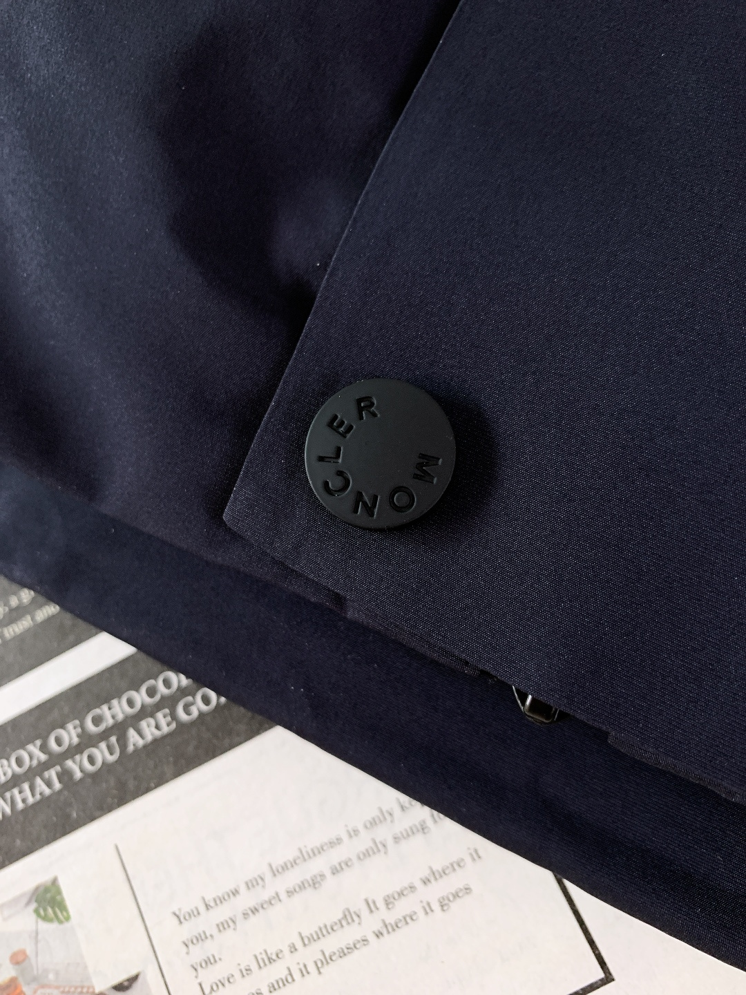 Moncler 蒙口 2025FW秋冬新品机能风连帽羽绒服：「外观细节：低调里的潮奢标识」• 品牌暗标：