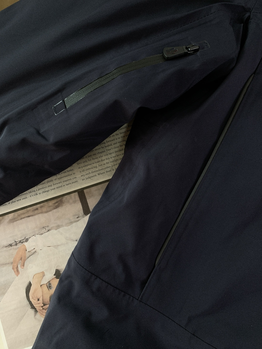 Moncler 蒙口 2025FW秋冬新品机能风连帽羽绒服：「外观细节：低调里的潮奢标识」• 品牌暗标：