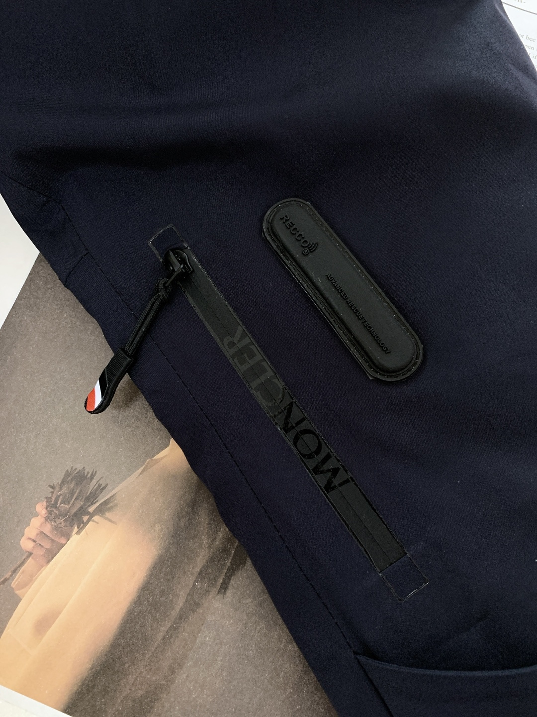 Moncler 蒙口 2025FW秋冬新品机能风连帽羽绒服：「外观细节：低调里的潮奢标识」• 品牌暗标：