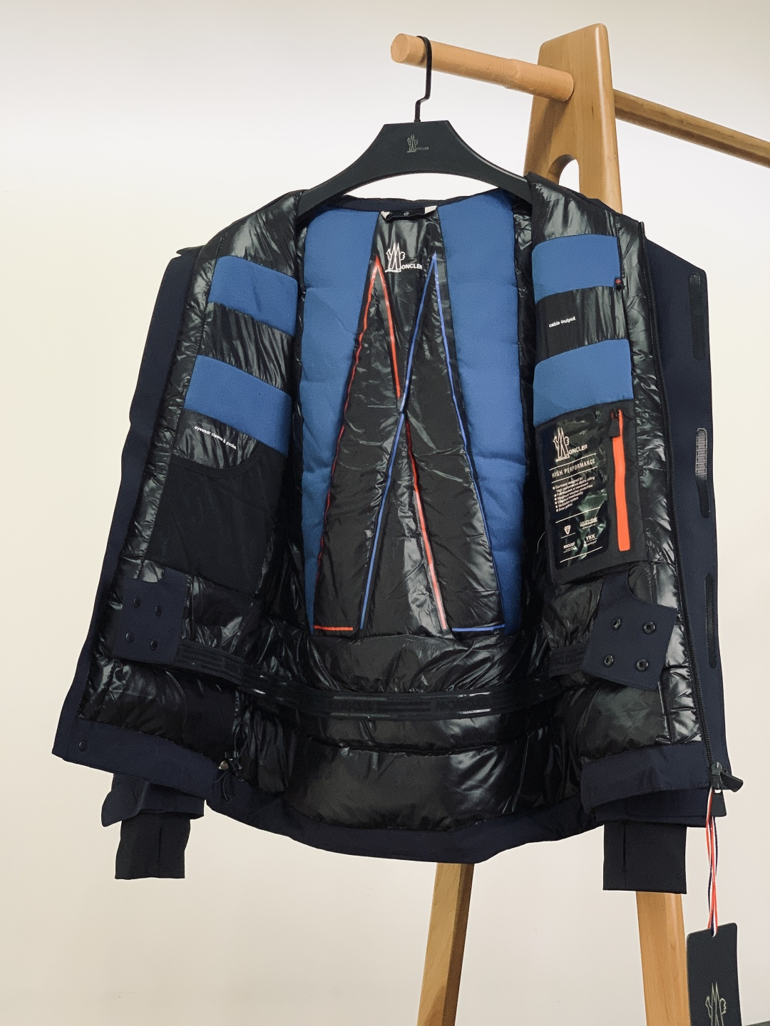 Moncler 蒙口 2025FW秋冬新品机能风连帽羽绒服：「外观细节：低调里的潮奢标识」• 品牌暗标：