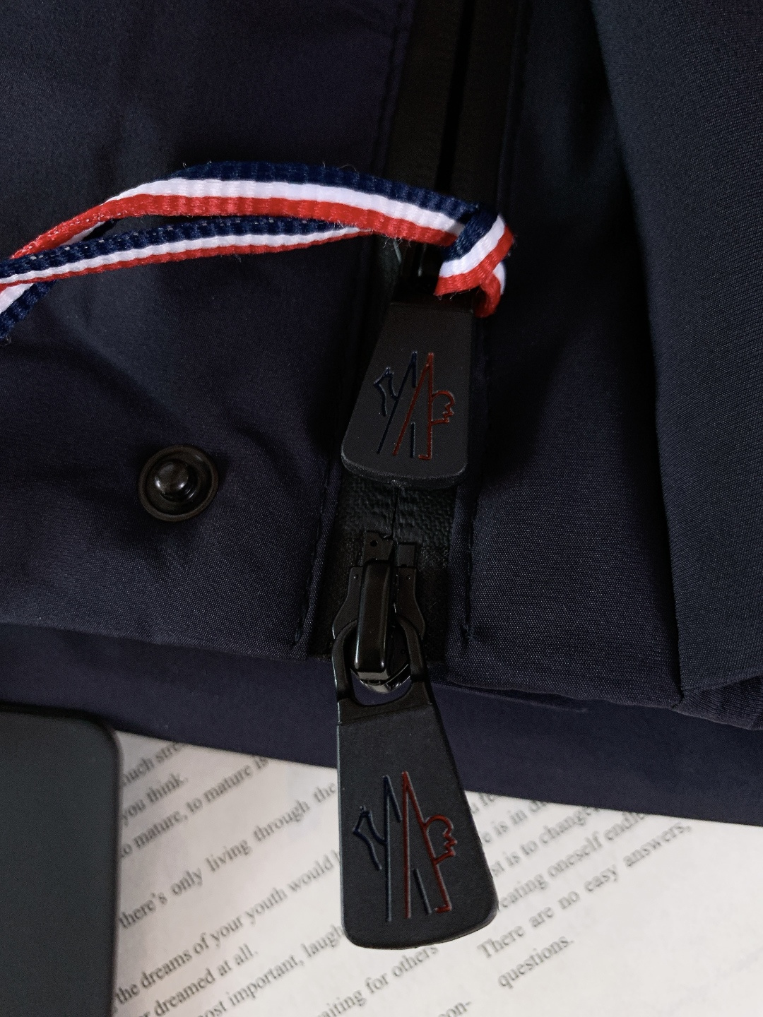 Moncler 蒙口 2025FW秋冬新品机能风连帽羽绒服：「外观细节：低调里的潮奢标识」• 品牌暗标：