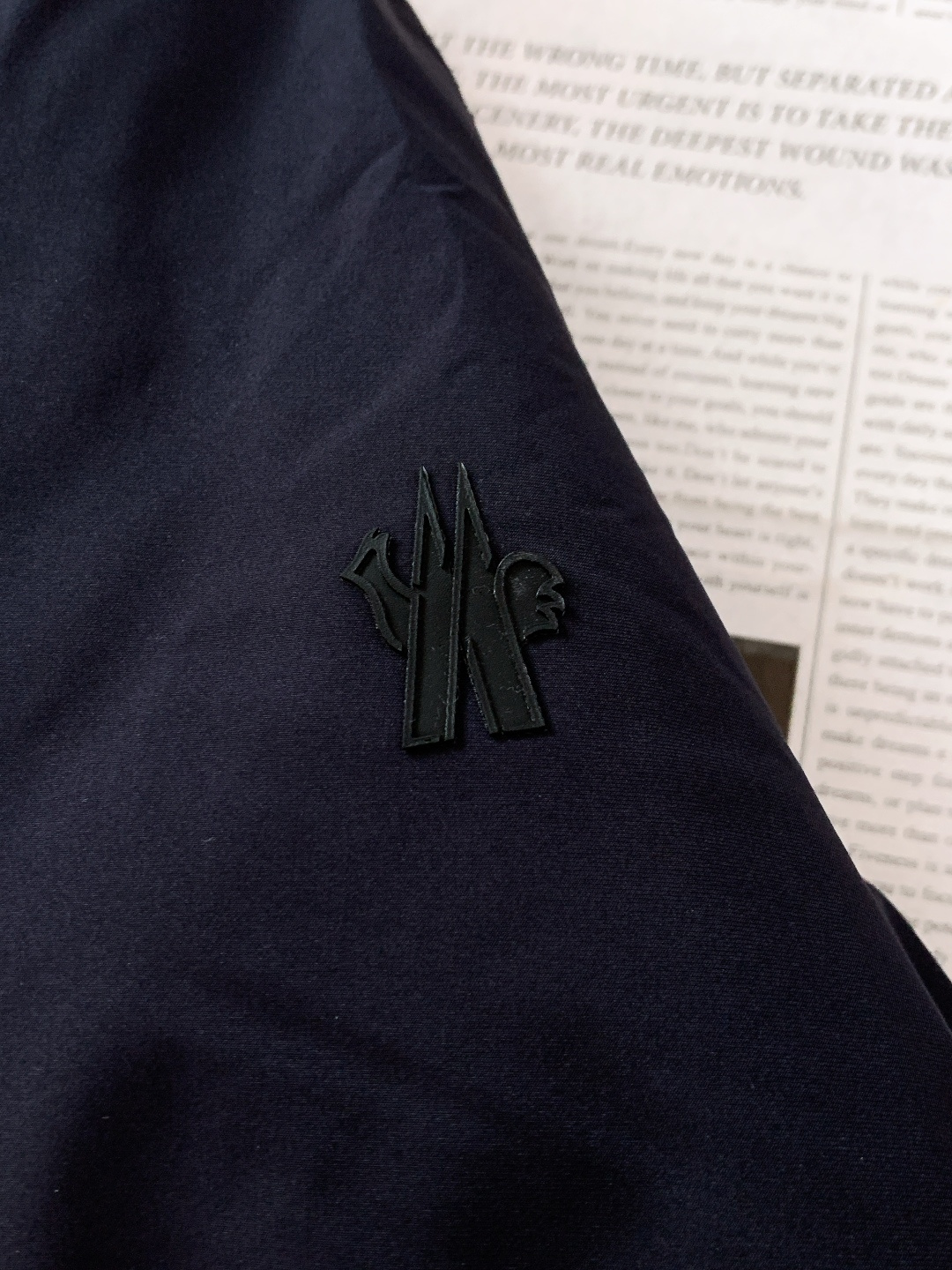 Moncler 蒙口 2025FW秋冬新品机能风连帽羽绒服：「外观细节：低调里的潮奢标识」• 品牌暗标：