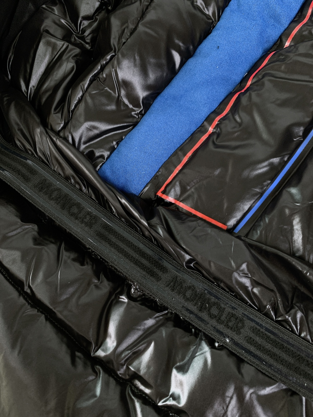 Moncler 蒙口 2025FW秋冬新品机能风连帽羽绒服：「外观细节：低调里的潮奢标识」• 品牌暗标：