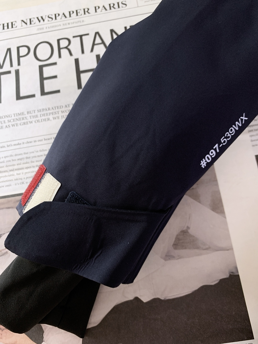 Moncler 蒙口 2025FW秋冬新品机能风连帽羽绒服：「外观细节：低调里的潮奢标识」• 品牌暗标：