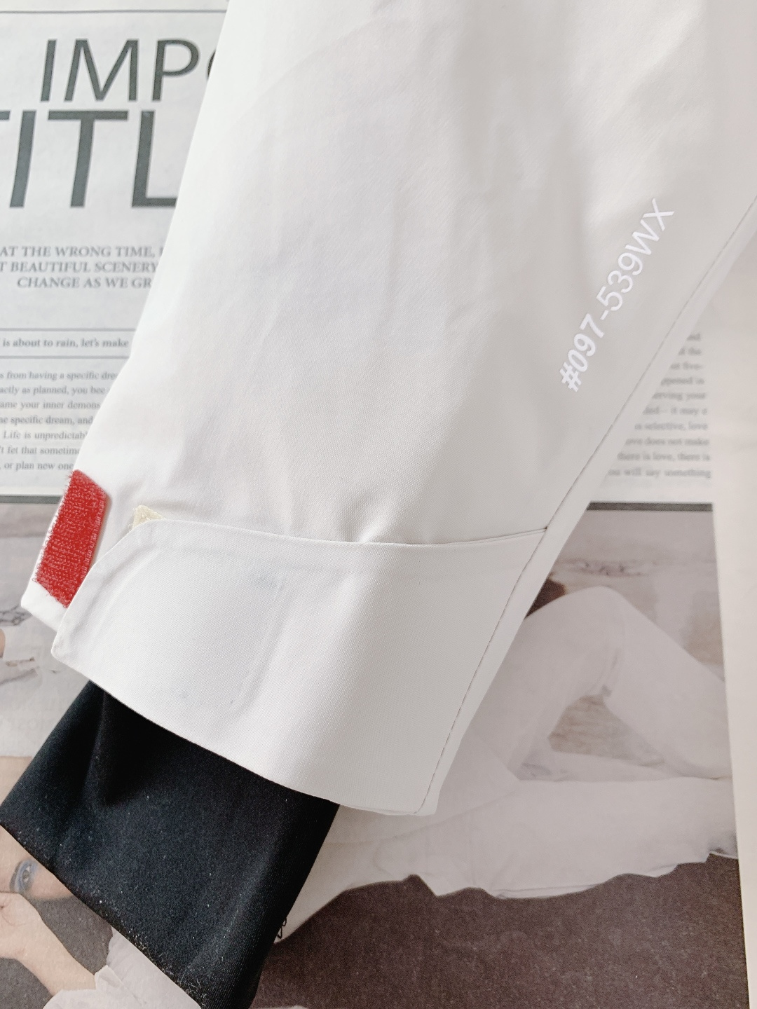 Moncler 蒙口 2025FW秋冬新品机能风连帽羽绒服：「外观细节：低调里的潮奢标识」• 品牌暗标：