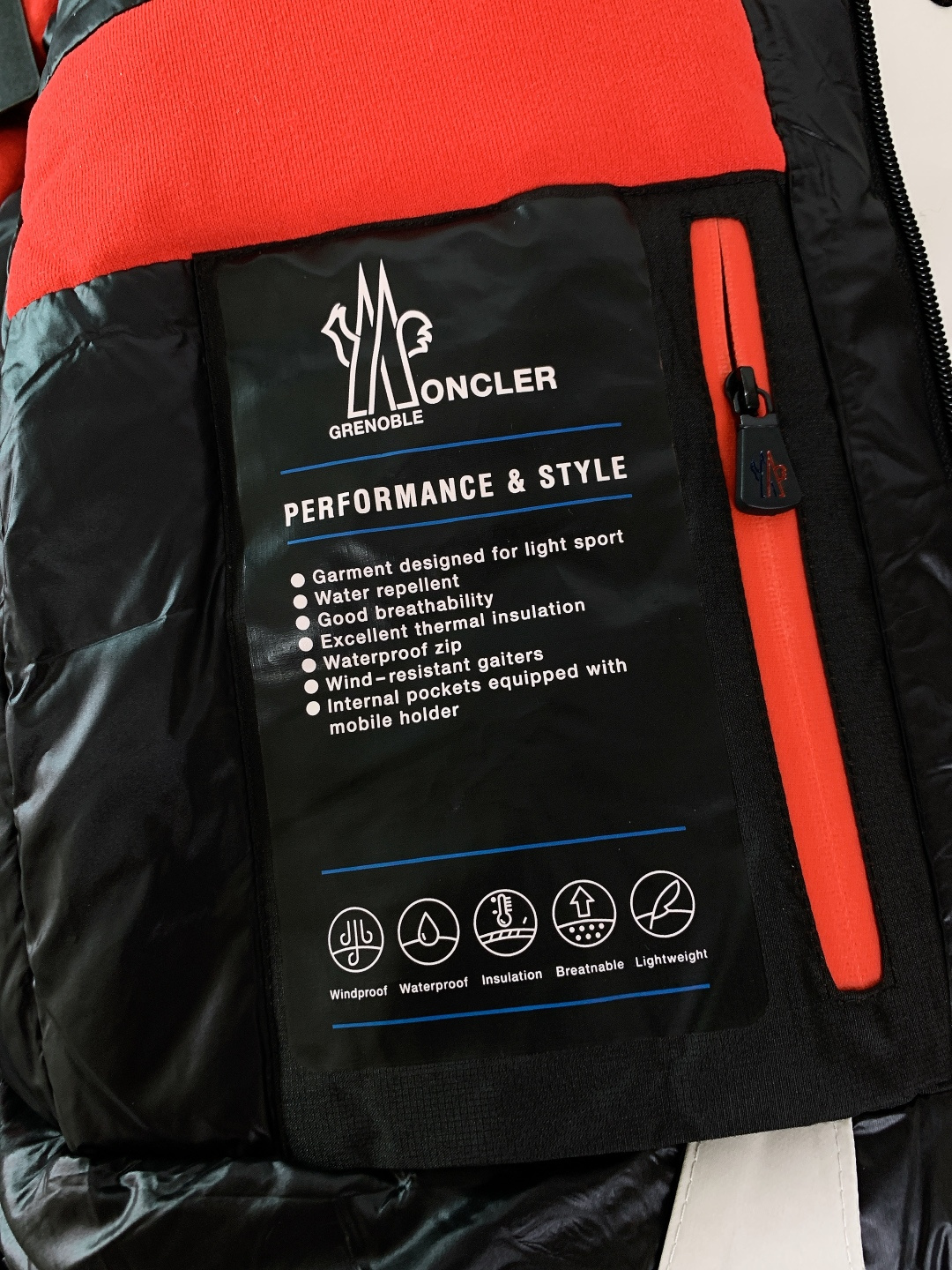 Moncler 蒙口 2025FW秋冬新品机能风连帽羽绒服：「外观细节：低调里的潮奢标识」• 品牌暗标：