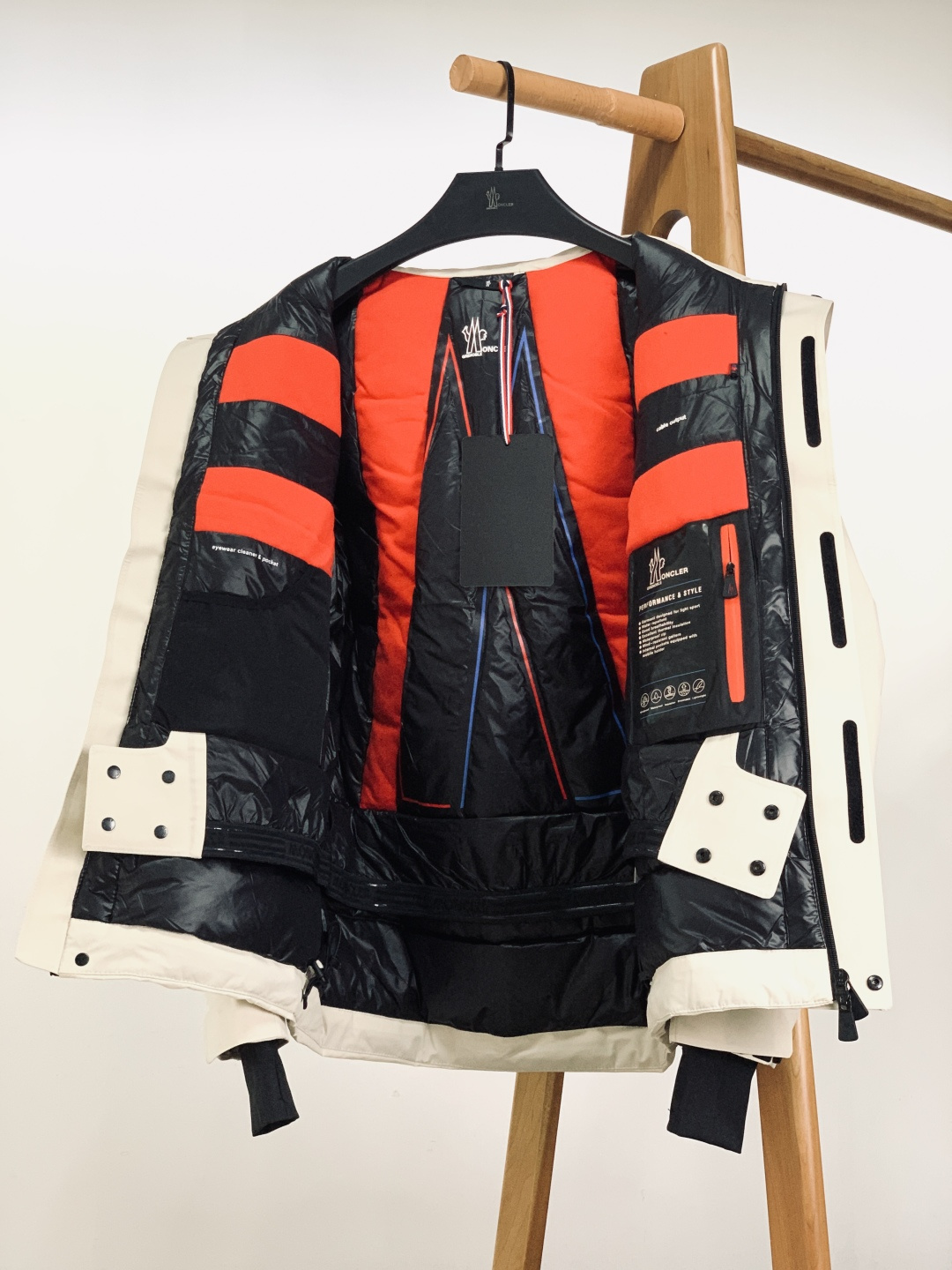 Moncler 蒙口 2025FW秋冬新品机能风连帽羽绒服：「外观细节：低调里的潮奢标识」• 品牌暗标：