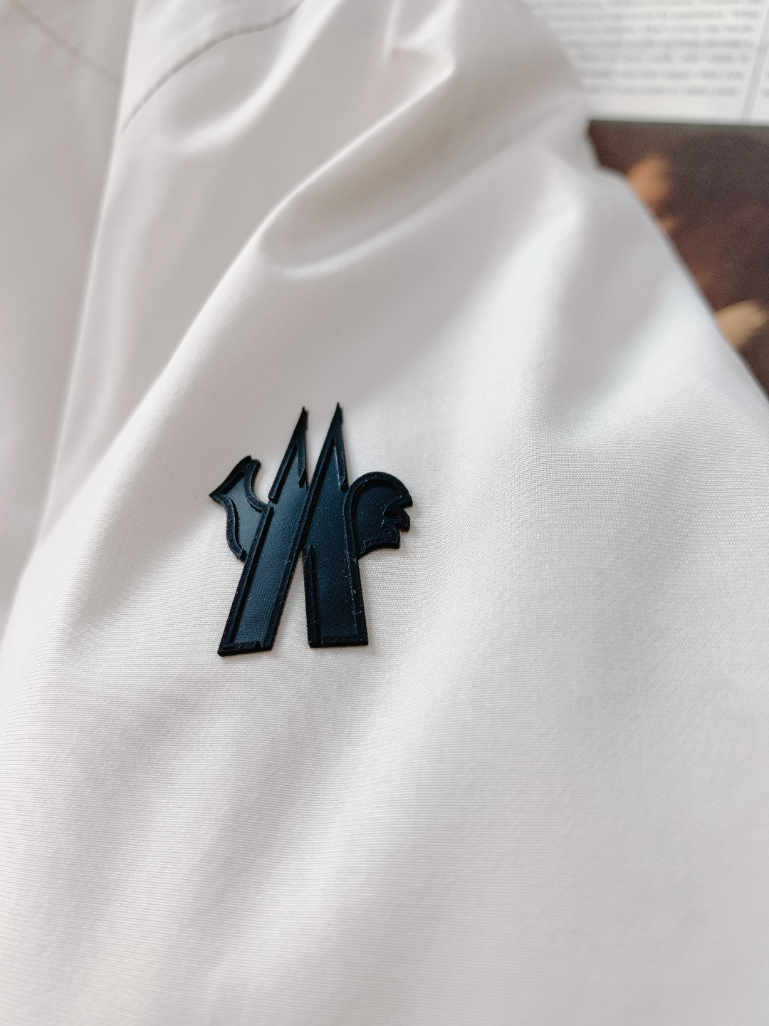 Moncler 蒙口 2025FW秋冬新品机能风连帽羽绒服：「外观细节：低调里的潮奢标识」• 品牌暗标：