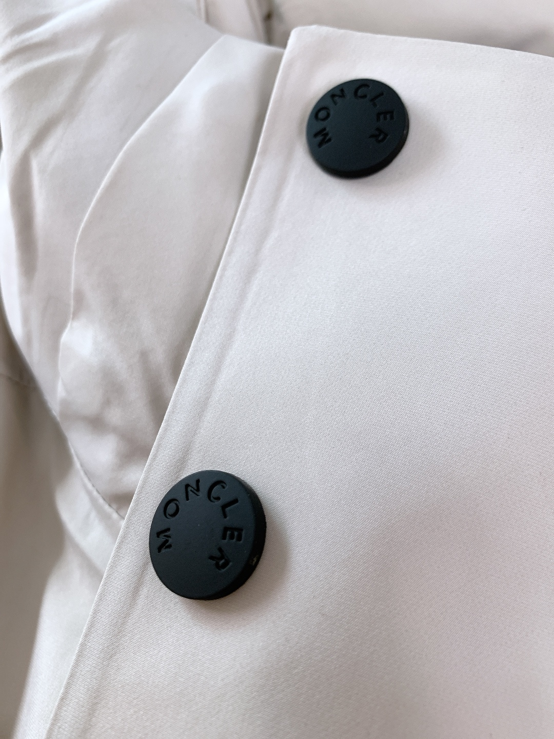 Moncler 蒙口 2025FW秋冬新品机能风连帽羽绒服：「外观细节：低调里的潮奢标识」• 品牌暗标：