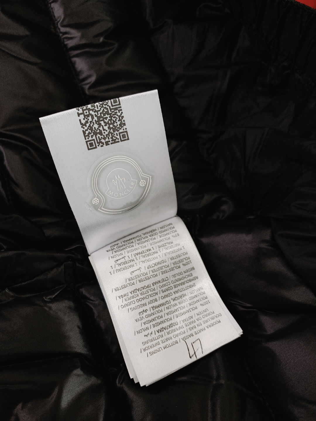 Moncler 蒙口 2025FW秋冬新品机能风连帽羽绒服：「外观细节：低调里的潮奢标识」• 品牌暗标：