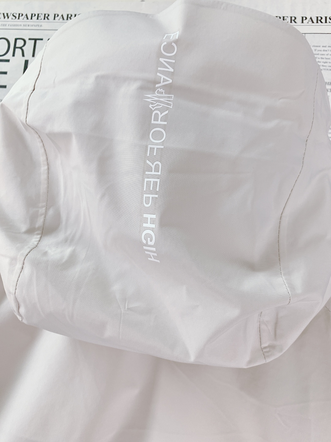 Moncler 蒙口 2025FW秋冬新品机能风连帽羽绒服：「外观细节：低调里的潮奢标识」• 品牌暗标：