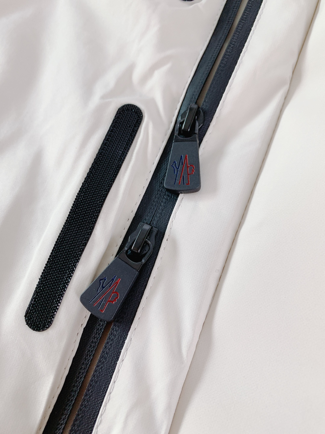 Moncler 蒙口 2025FW秋冬新品机能风连帽羽绒服：「外观细节：低调里的潮奢标识」• 品牌暗标：