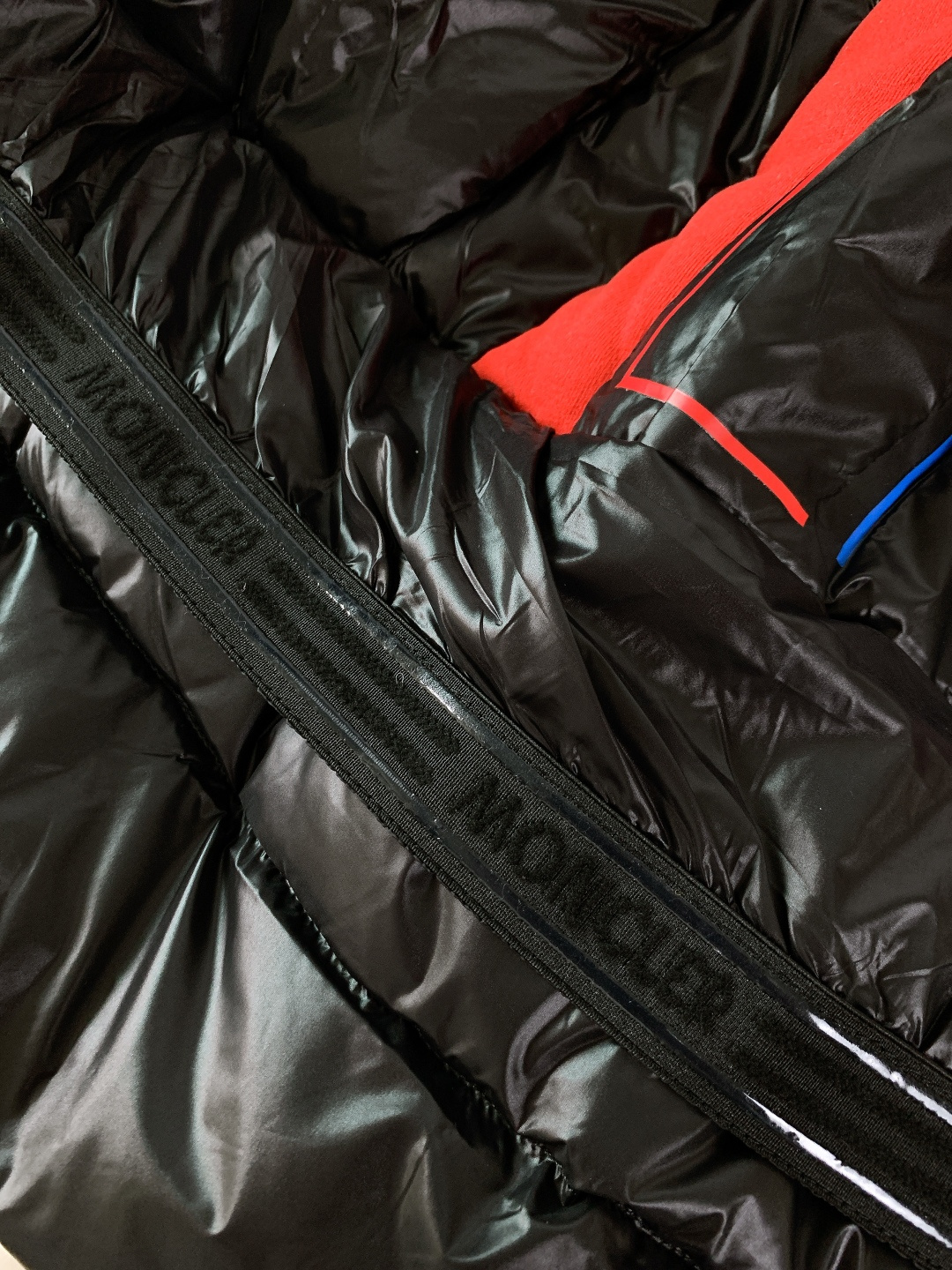 Moncler 蒙口 2025FW秋冬新品机能风连帽羽绒服：「外观细节：低调里的潮奢标识」• 品牌暗标：