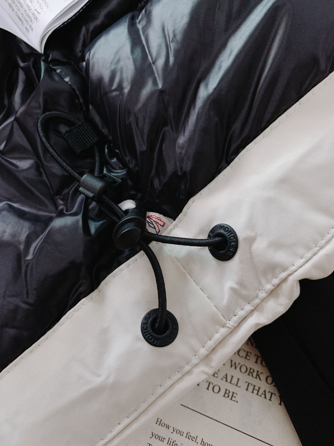 Moncler 蒙口 2025FW秋冬新品机能风连帽羽绒服：「外观细节：低调里的潮奢标识」• 品牌暗标：